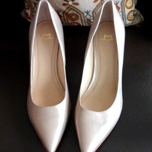 Marc Fisher 2 1/2 in heel pumps. Pale gold metallic color.
